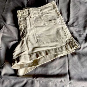 American Eagle 🦅 Shorts- Size 8- light gray-beige kaki